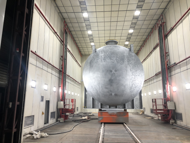 Scraper recovery type sandblasting room