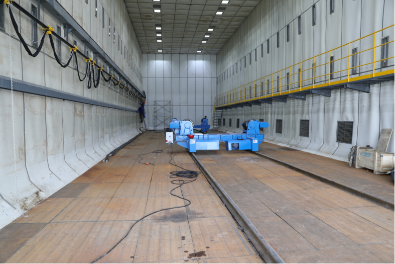 Belt recovery type wind power tower sandblasting room