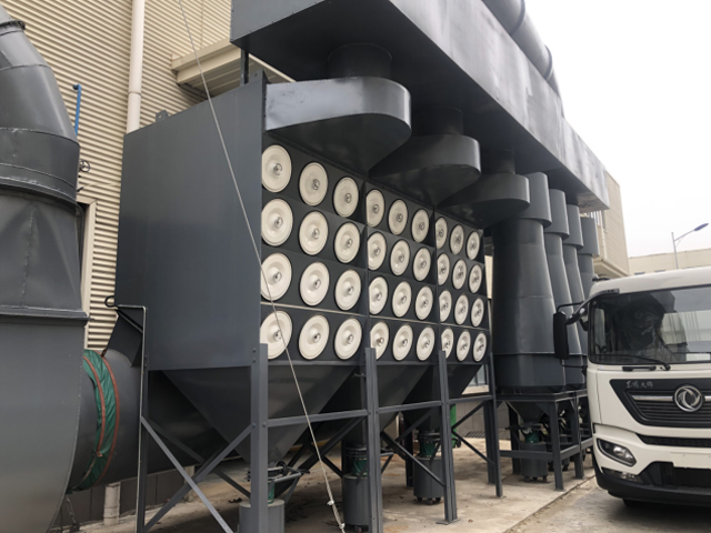 Product chain hanging conveyor blasting chamber